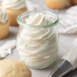Chantilly batido para decoração de bolos e doces